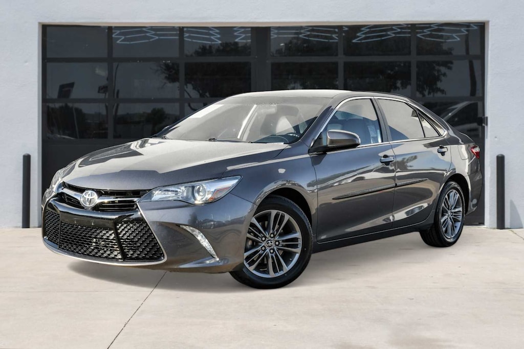 Used 2016 Toyota Camry SE Sedan