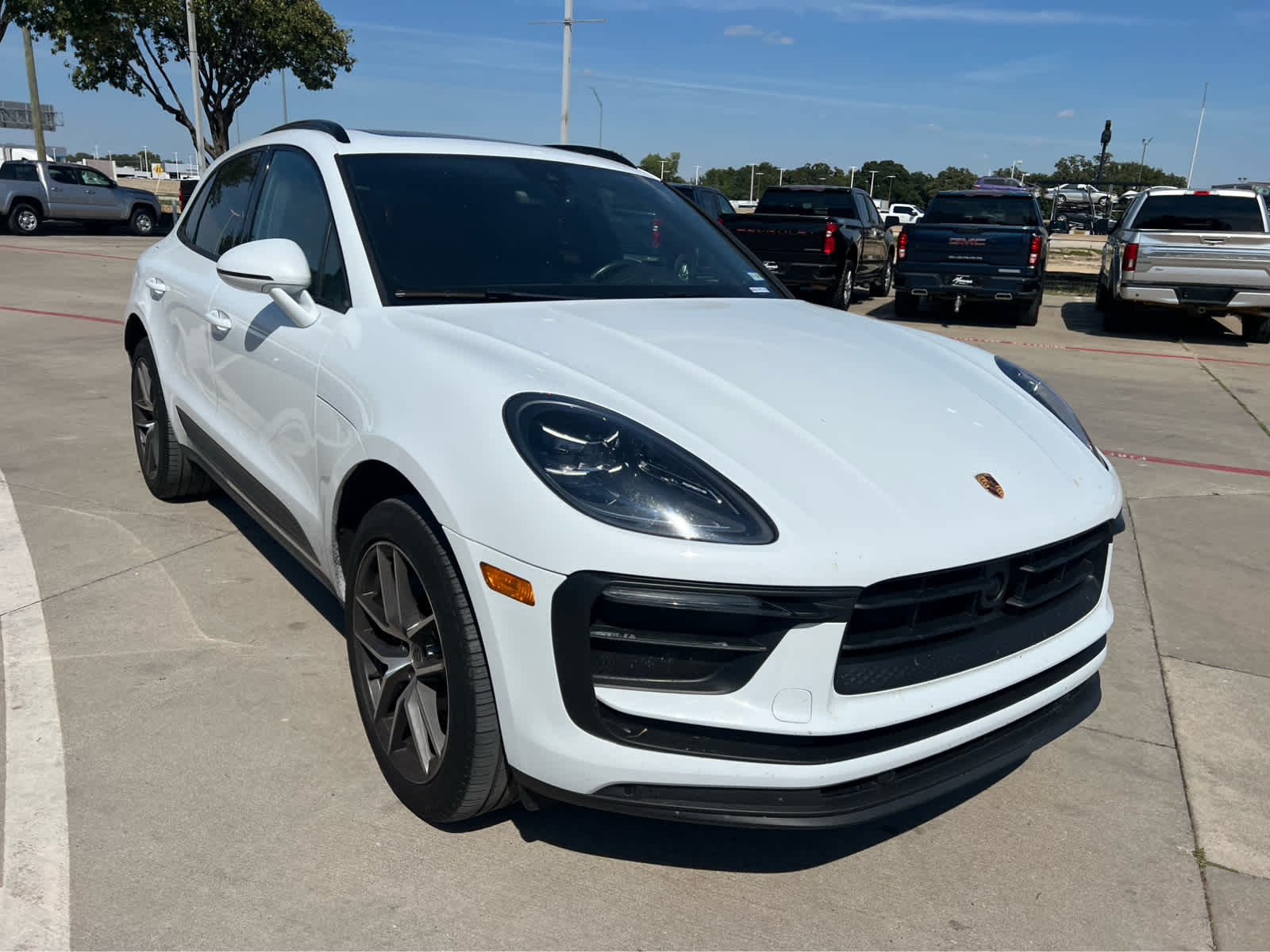 2023 Porsche Macan T photo 2