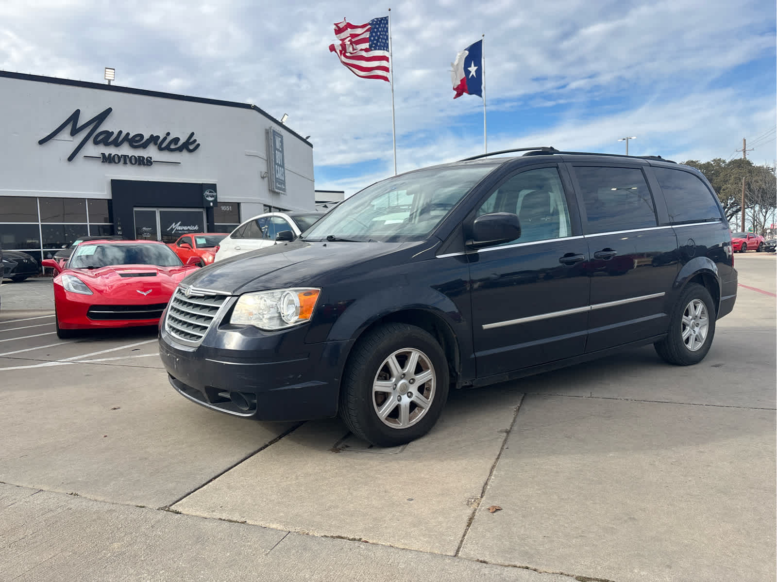2010 Chrysler Town & Country Touring's photo