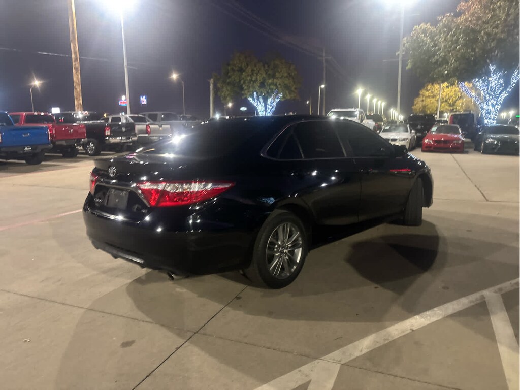Used 2017 Toyota Camry SE Sedan