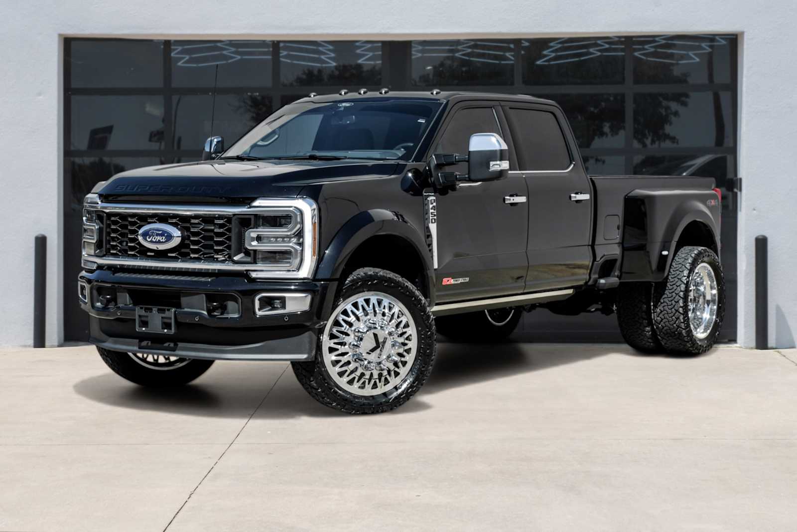 2025 Ford F-450 Platinum 4x4 Crew Cab 8' Box DRW's photo