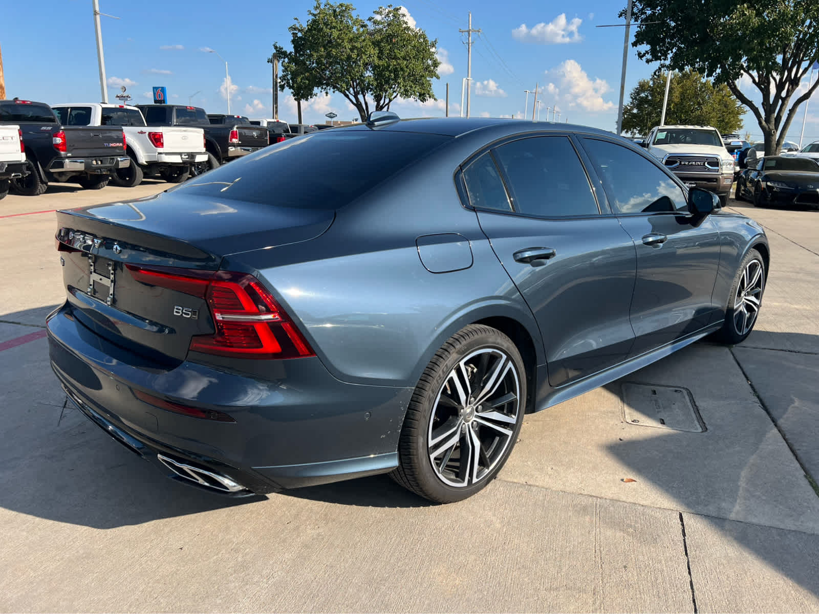 2022 Volvo S60 R-Design photo 2