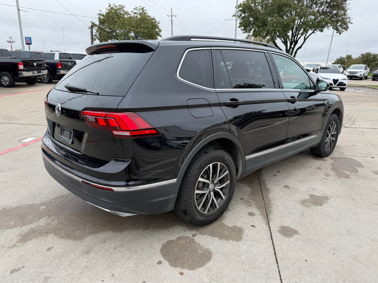 2020 Volkswagen Tiguan SE photo 2