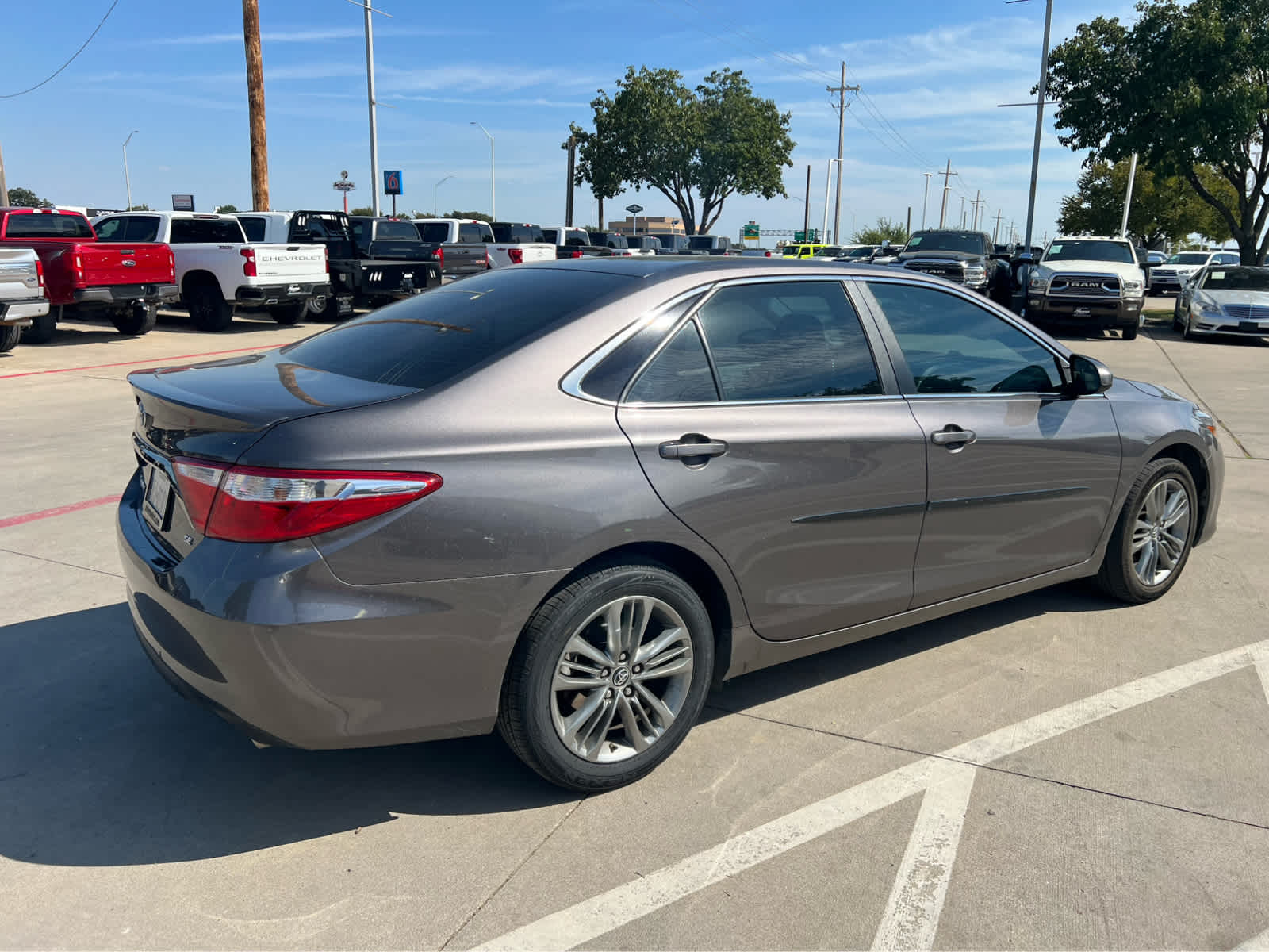 2016 Toyota Camry SE photo 2