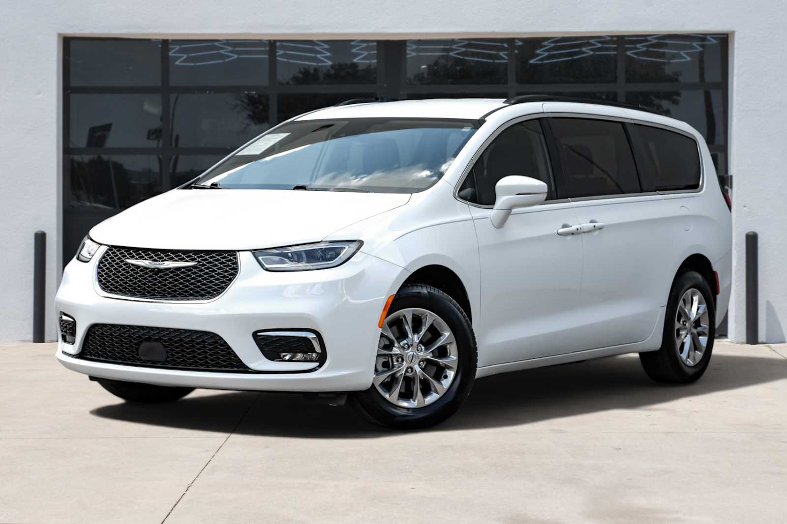 2022 Chrysler Pacifica Touring L's photo