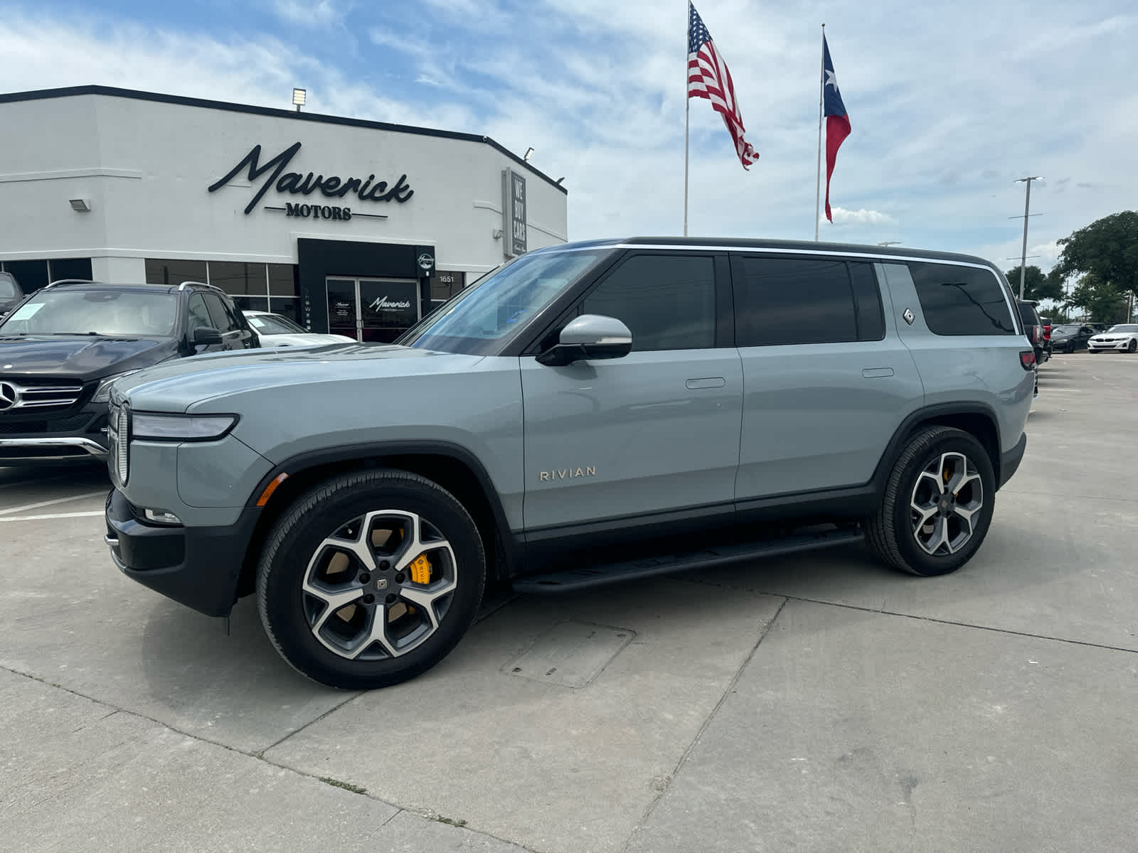 2023 Rivian R1S's photo