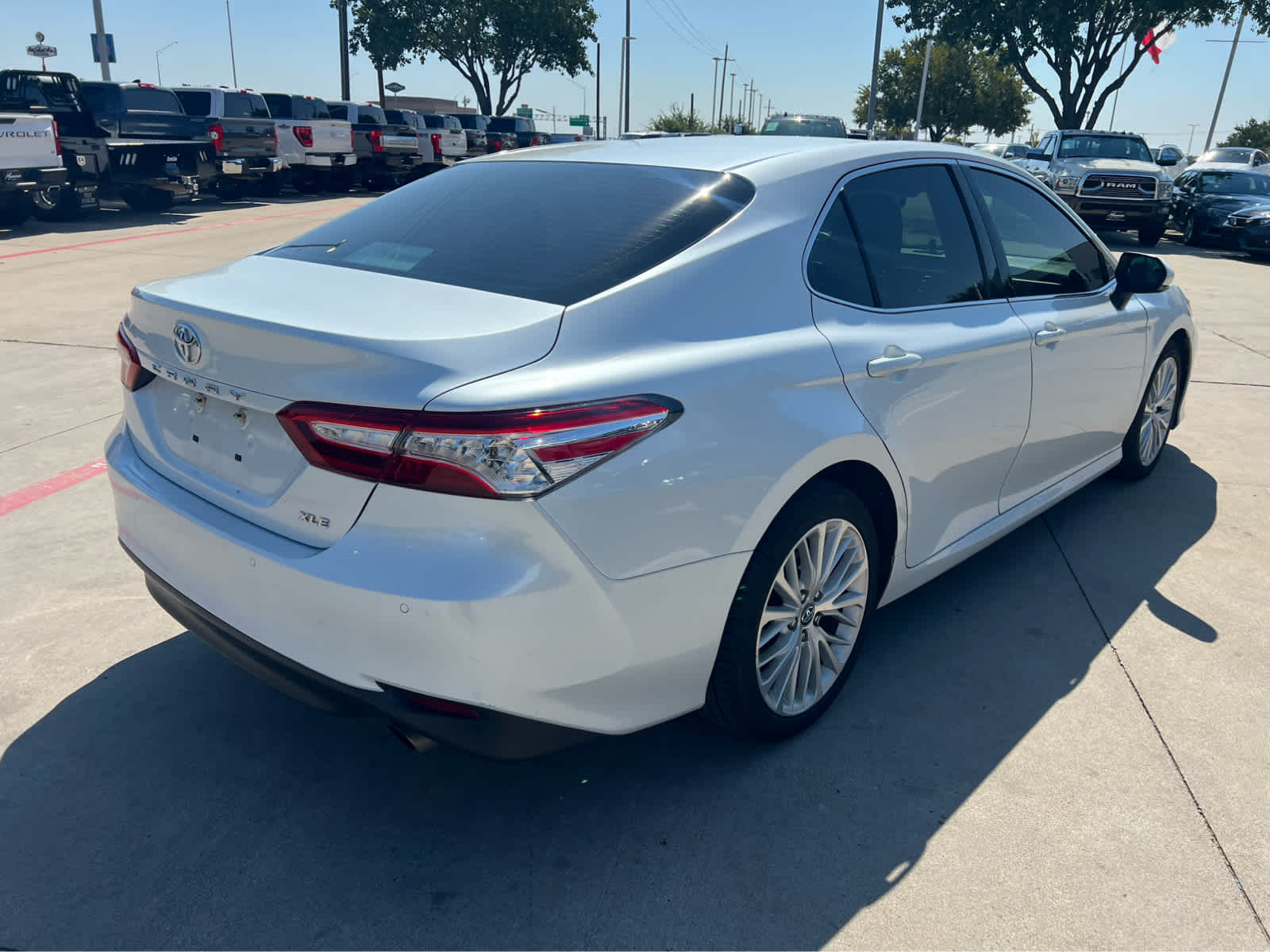 2018 Toyota Camry SE XLE photo 3