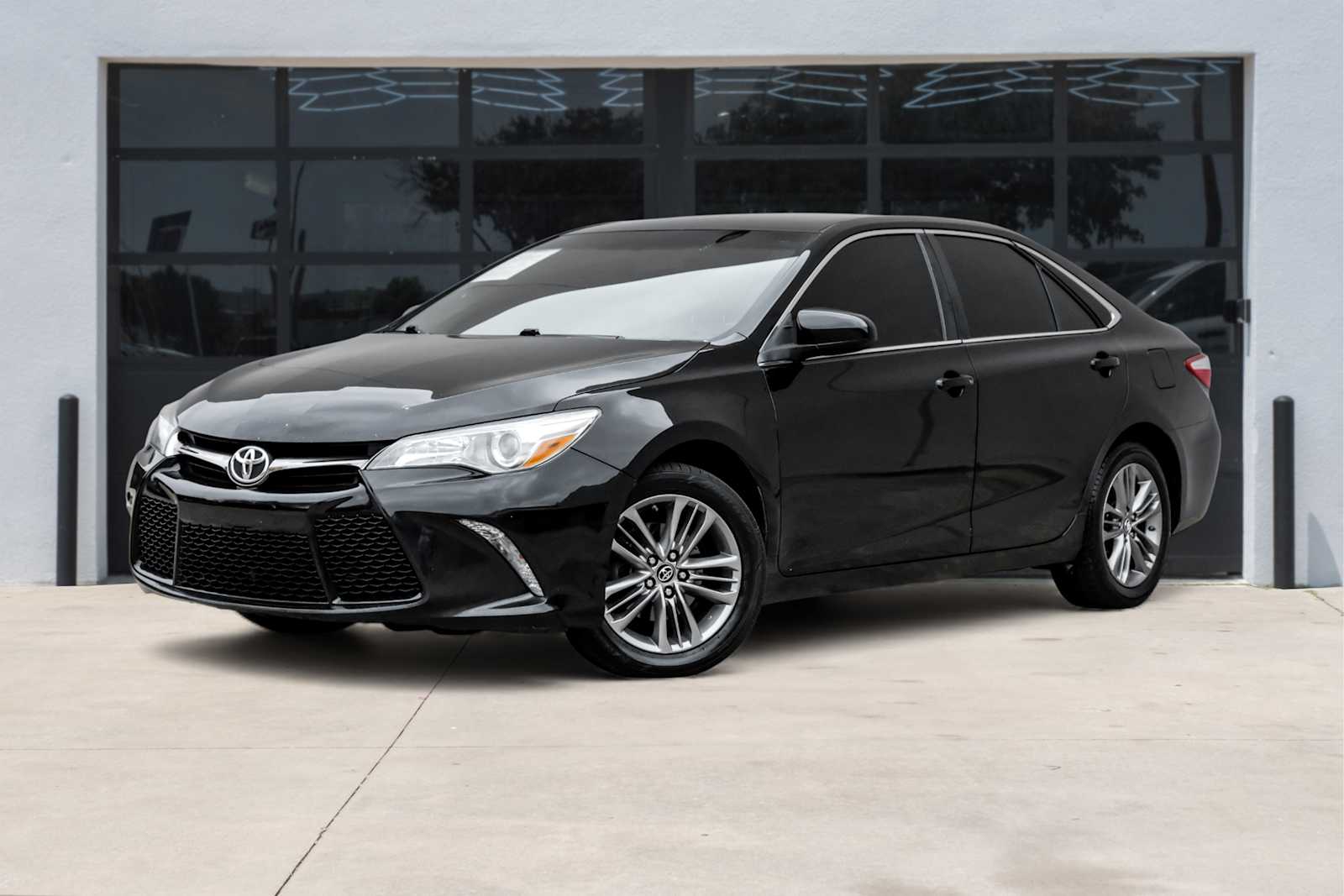 2017 Toyota Camry SE's photo