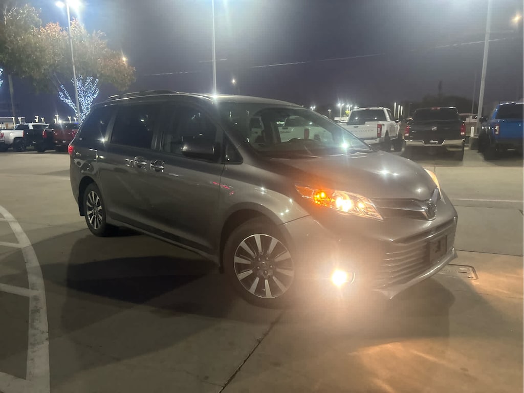 Used 2018 Toyota Sienna XLE Van
