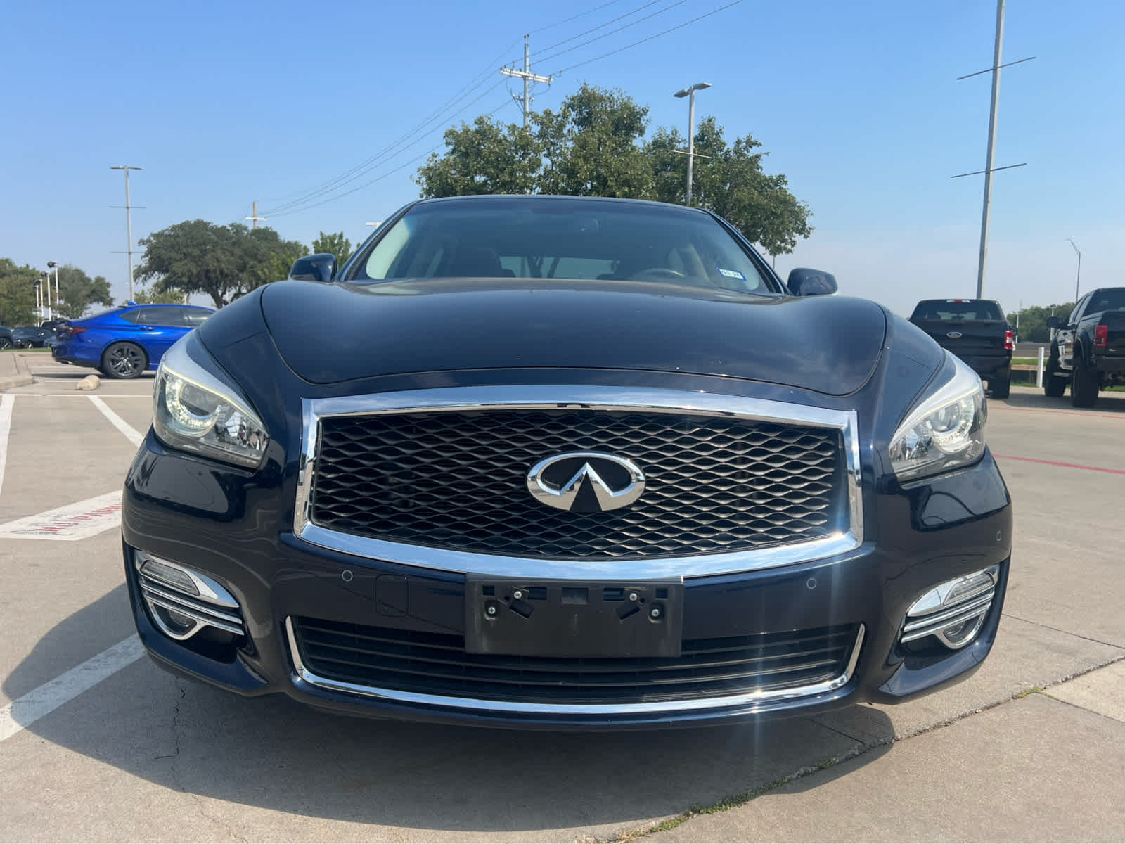 2016 Infiniti Q70L photo 2