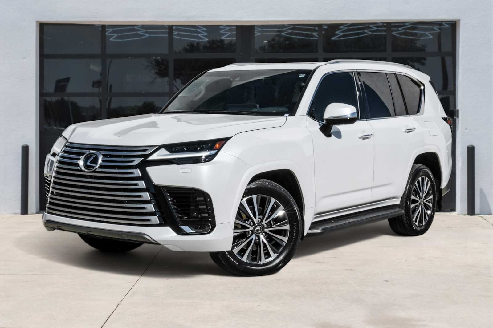 2023 Lexus LX Premium's photo