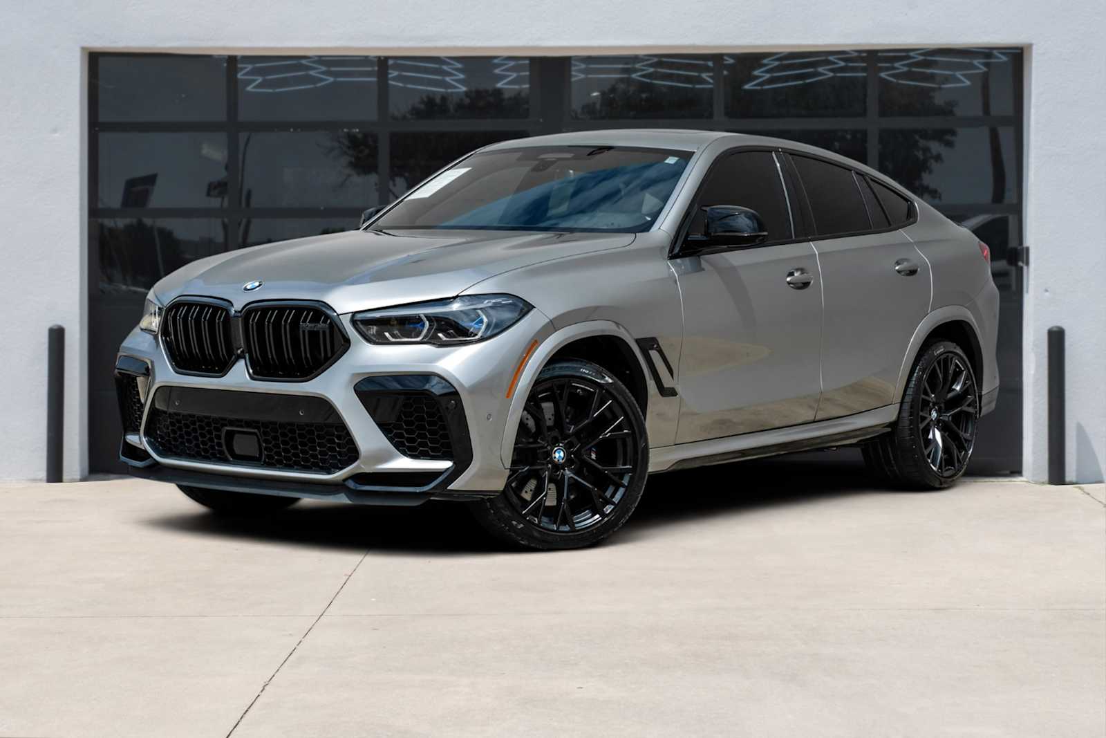 2022 BMW X6 M -'s photo