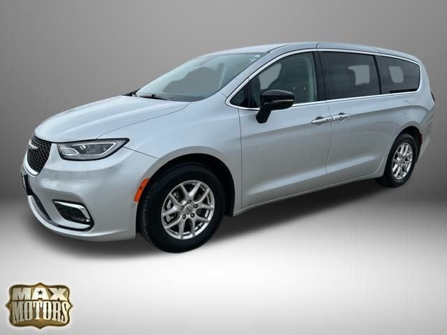 Used 2024 Chrysler Pacifica Touring L with VIN 2C4RC1BG1RR135649 for sale in Kansas City