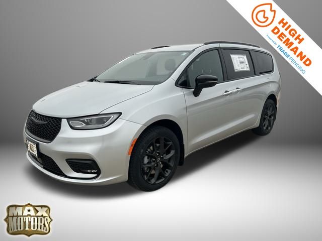 2026 Chrysler Pacifica Select's photo