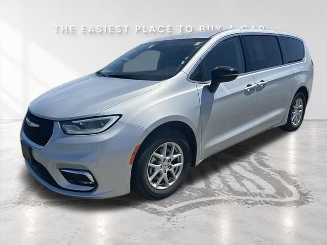 Used 2024 Chrysler Pacifica Touring L with VIN 2C4RC1BG3RR172069 for sale in Kansas City