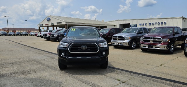 Used 2022 Toyota Tacoma SR5 with VIN 3TMCZ5AN4NM460695 for sale in Nevada, MO