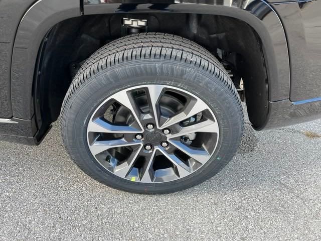 2025 Jeep Grand Cherokee Overland photo 4