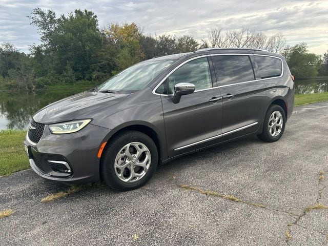 Used 2021 Chrysler Pacifica Limited with VIN 2C4RC3GG7MR587876 for sale in Kansas City
