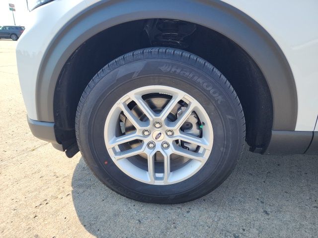 2025 Ford Explorer photo 3