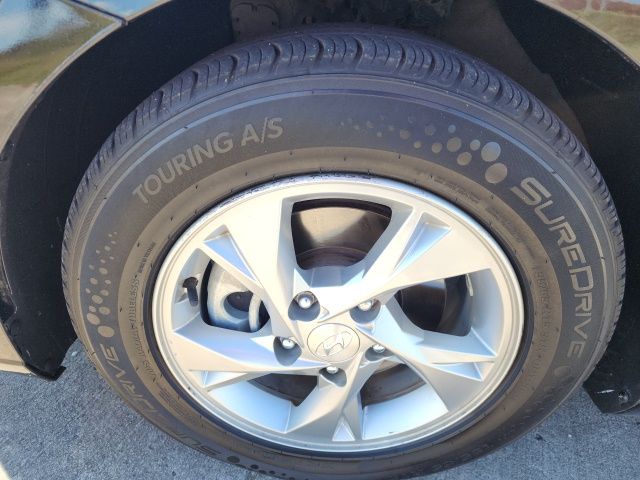 2023 Hyundai Elantra SE photo 3