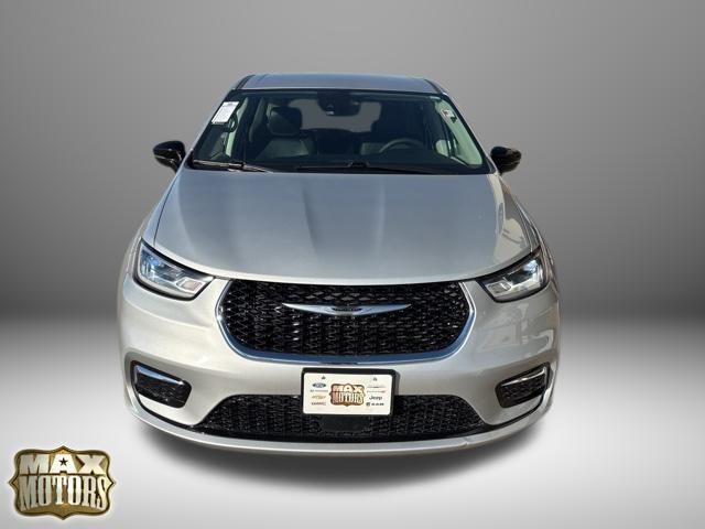 Used 2024 Chrysler Pacifica Touring L with VIN 2C4RC1BG3RR142697 for sale in Kansas City