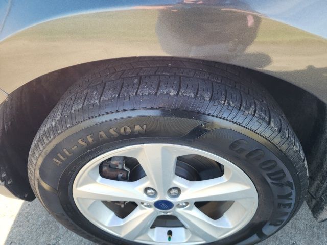 2017 Ford Edge SE photo 2