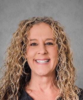 Staff member Lindsey Morgan from ID_6e39b95a7251