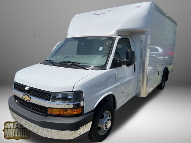 2023 Chevrolet Express Cutaway 3500 photo 3