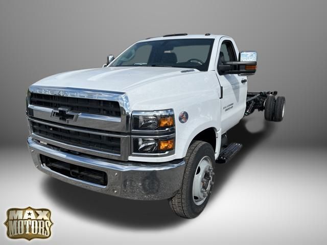 2023 Chevrolet Silverado 6500HD Work Truck photo 3