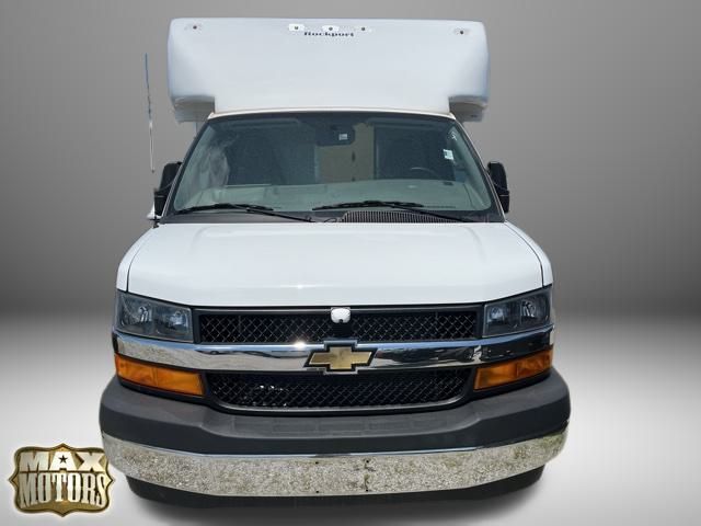 2023 Chevrolet Express Cutaway 3500 photo 2
