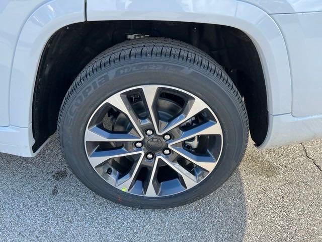 2025 Jeep Grand Cherokee Overland photo 4