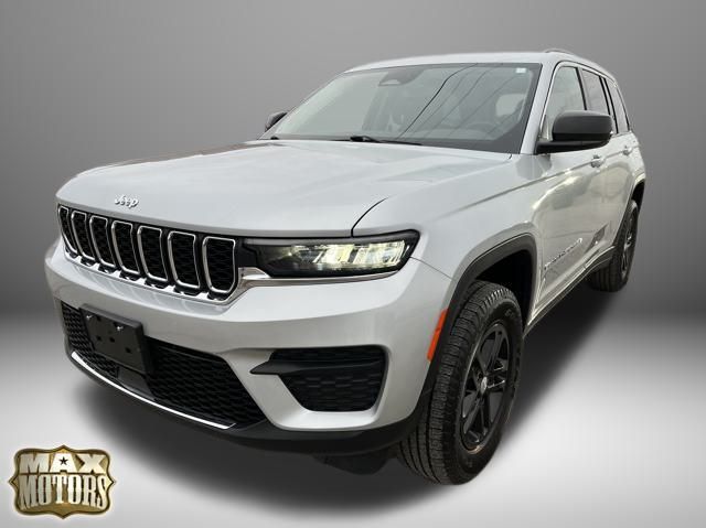 2023 Jeep Grand Cherokee Laredo photo 3