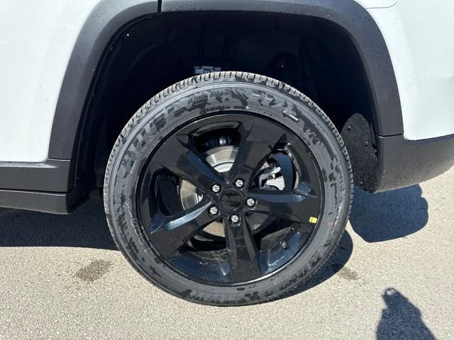 2025 Jeep Grand Cherokee Altitude photo 4