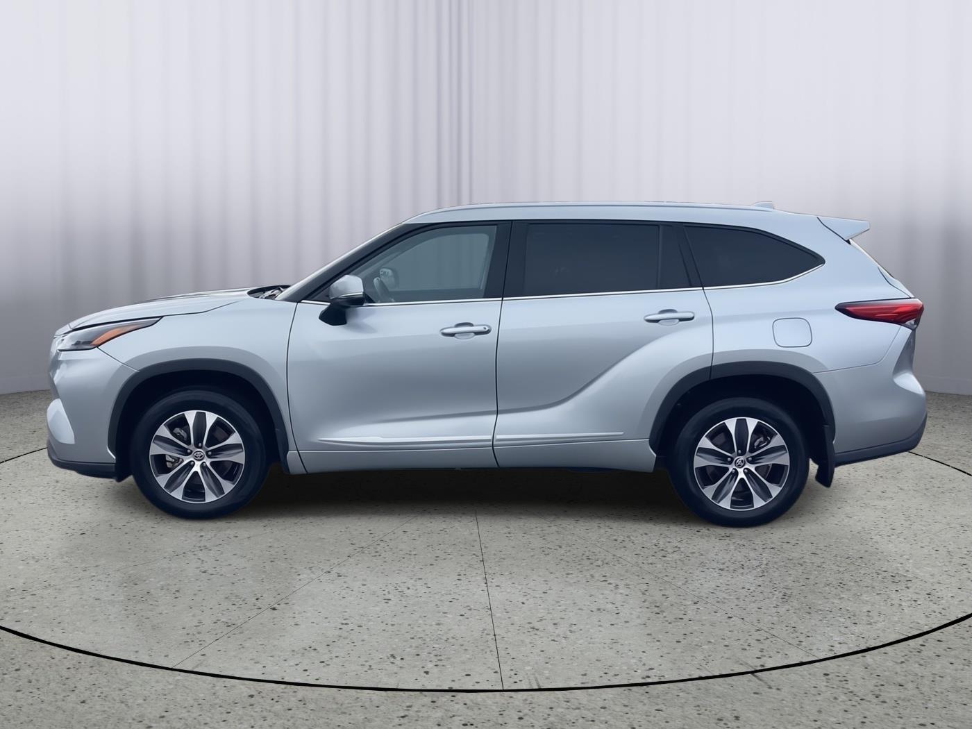 Used 2021 Toyota Highlander XLE with VIN 5TDHZRBH9MS065674 for sale in Kansas City