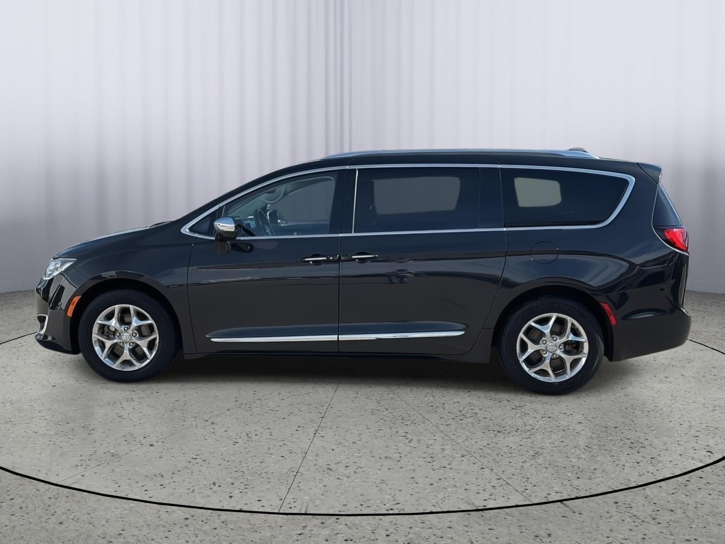 Used 2017 Chrysler Pacifica Limited with VIN 2C4RC1GG5HR505122 for sale in Kansas City