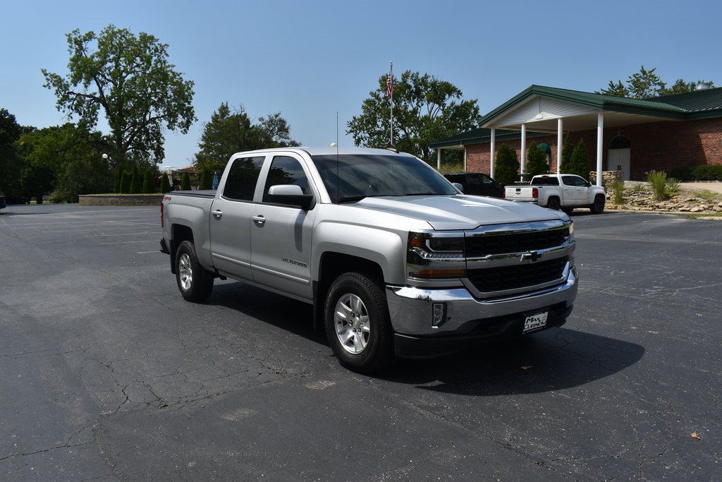 Used 2018 Chevrolet Silverado 1500 LT with VIN 3GCUKREC1JG500250 for sale in Kansas City