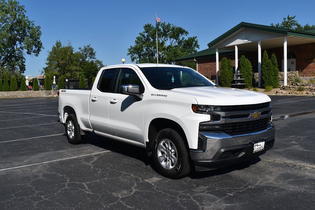 Used 2020 Chevrolet Silverado 1500 LT with VIN 1GCRYDEDXLZ177559 for sale in Kansas City