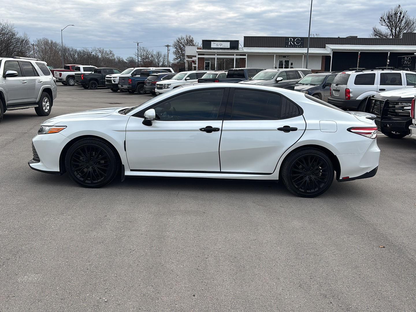 Used 2020 Toyota Camry XLE with VIN 4T1F11AK9LU886745 for sale in Kansas City