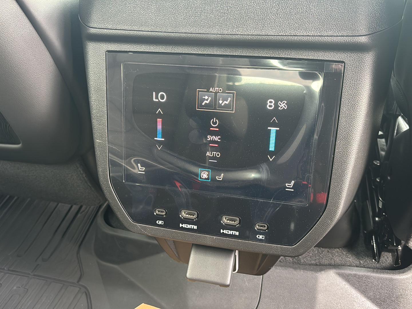 2026 GMC Yukon Denali Ultimate - Photo 28