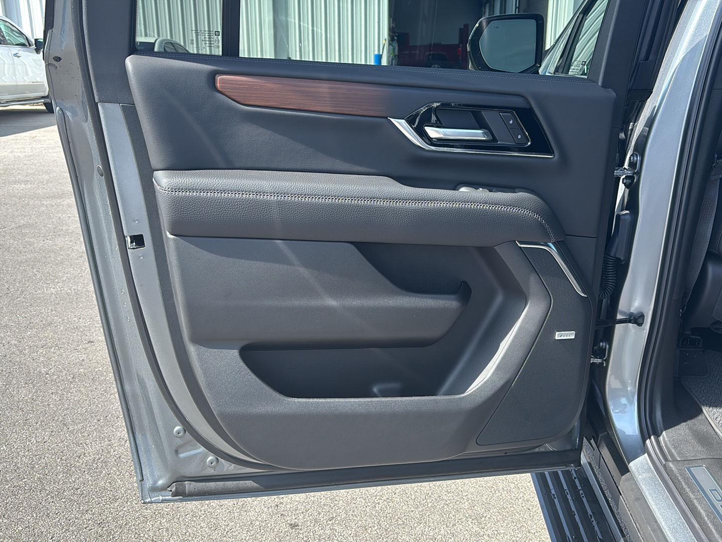 2026 GMC Yukon XL Denali - Photo 18