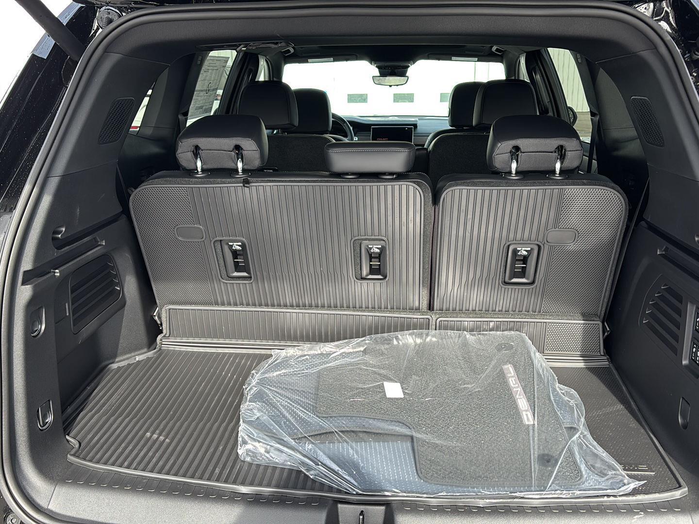2026 GMC Acadia Denali - Photo 21