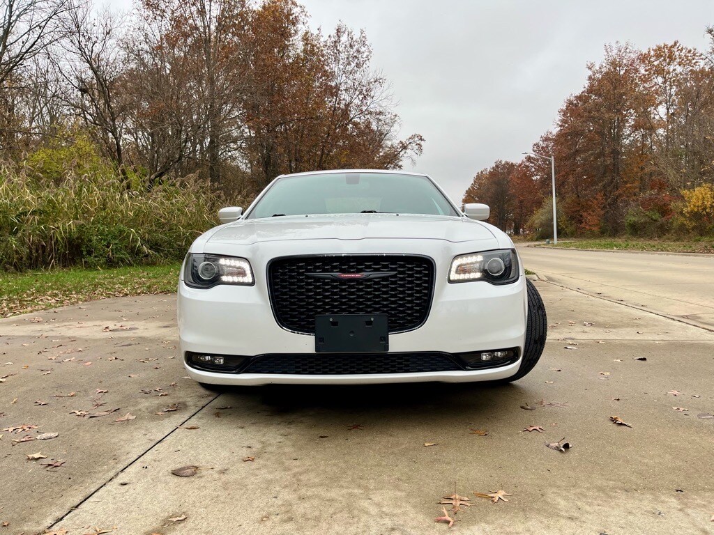 2020 Chrysler 300 photo 2
