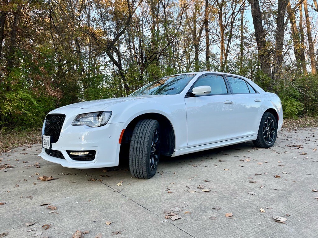 2023 Chrysler 300 Touring L photo 2