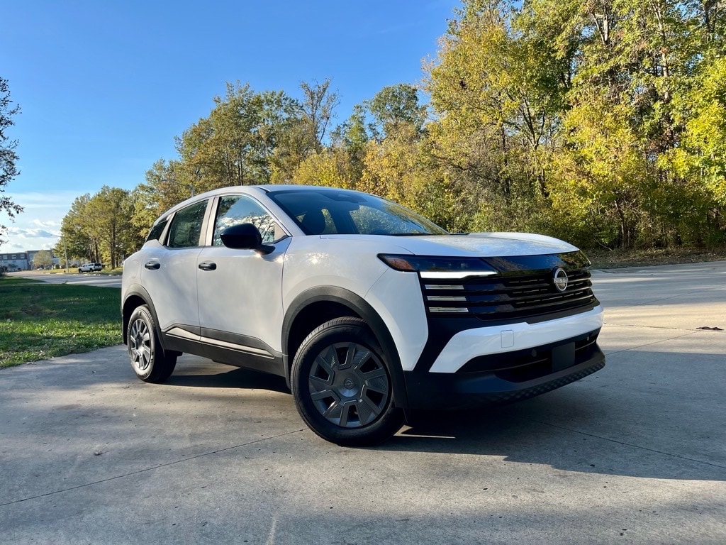 2025 Nissan Kicks S's photo