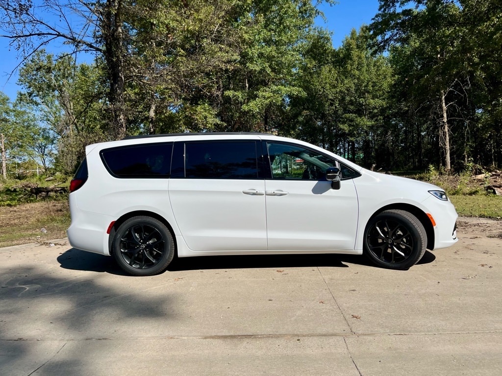 New 2026 Chrysler Pacifica LIMITED Passenger Van