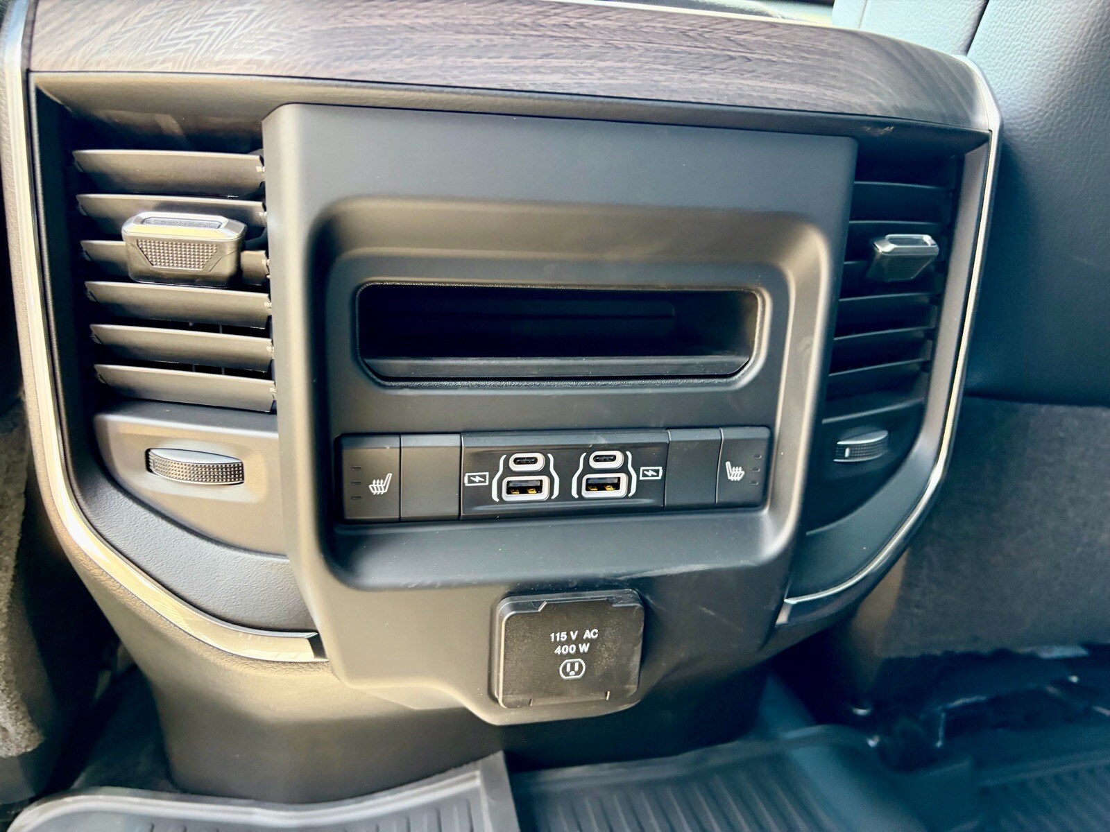 2026 RAM 3500 Laramie - Photo 16