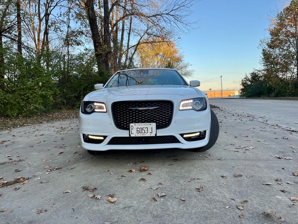 2023 Chrysler 300 Touring L photo 3