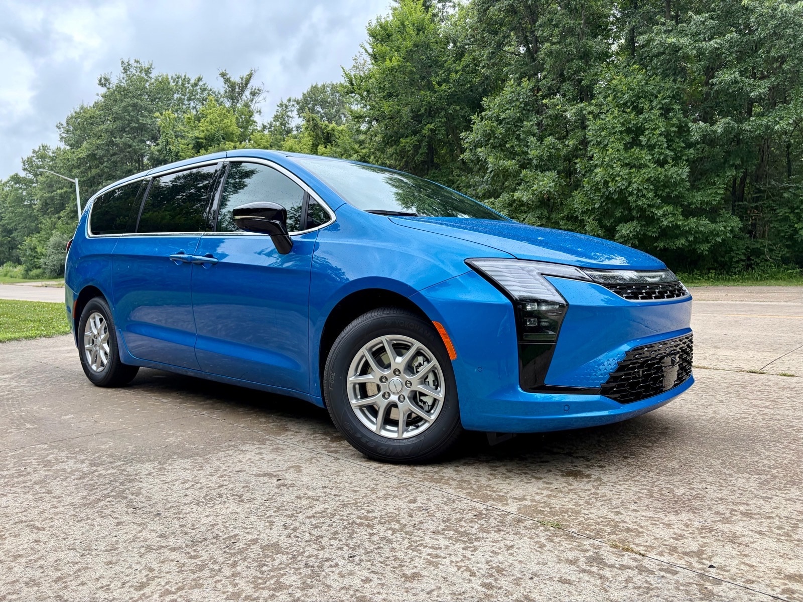 2027 Chrysler Pacifica Select's photo
