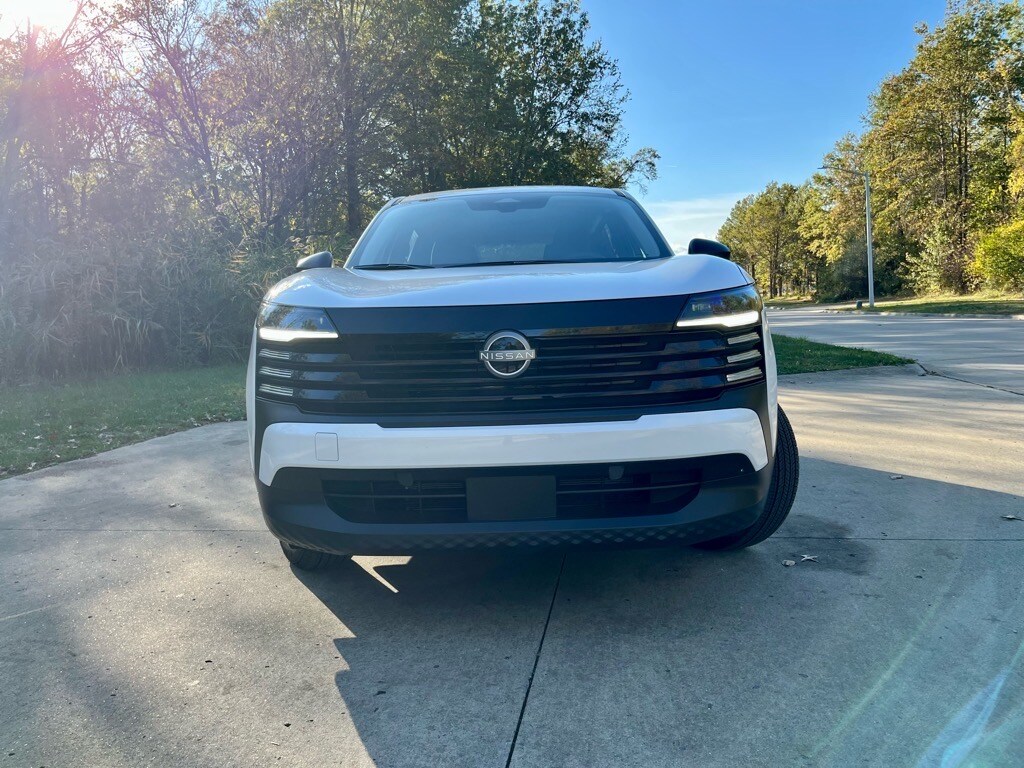 2025 Nissan Kicks S photo 2