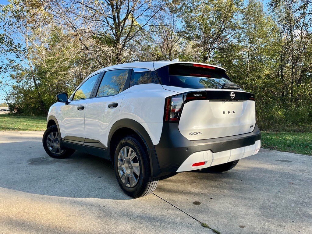 2025 Nissan Kicks S photo 3